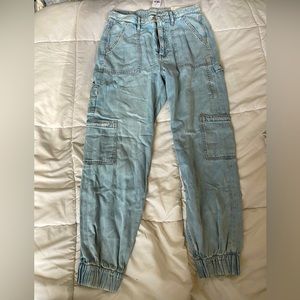 American Eagle joggers 6 short light wash